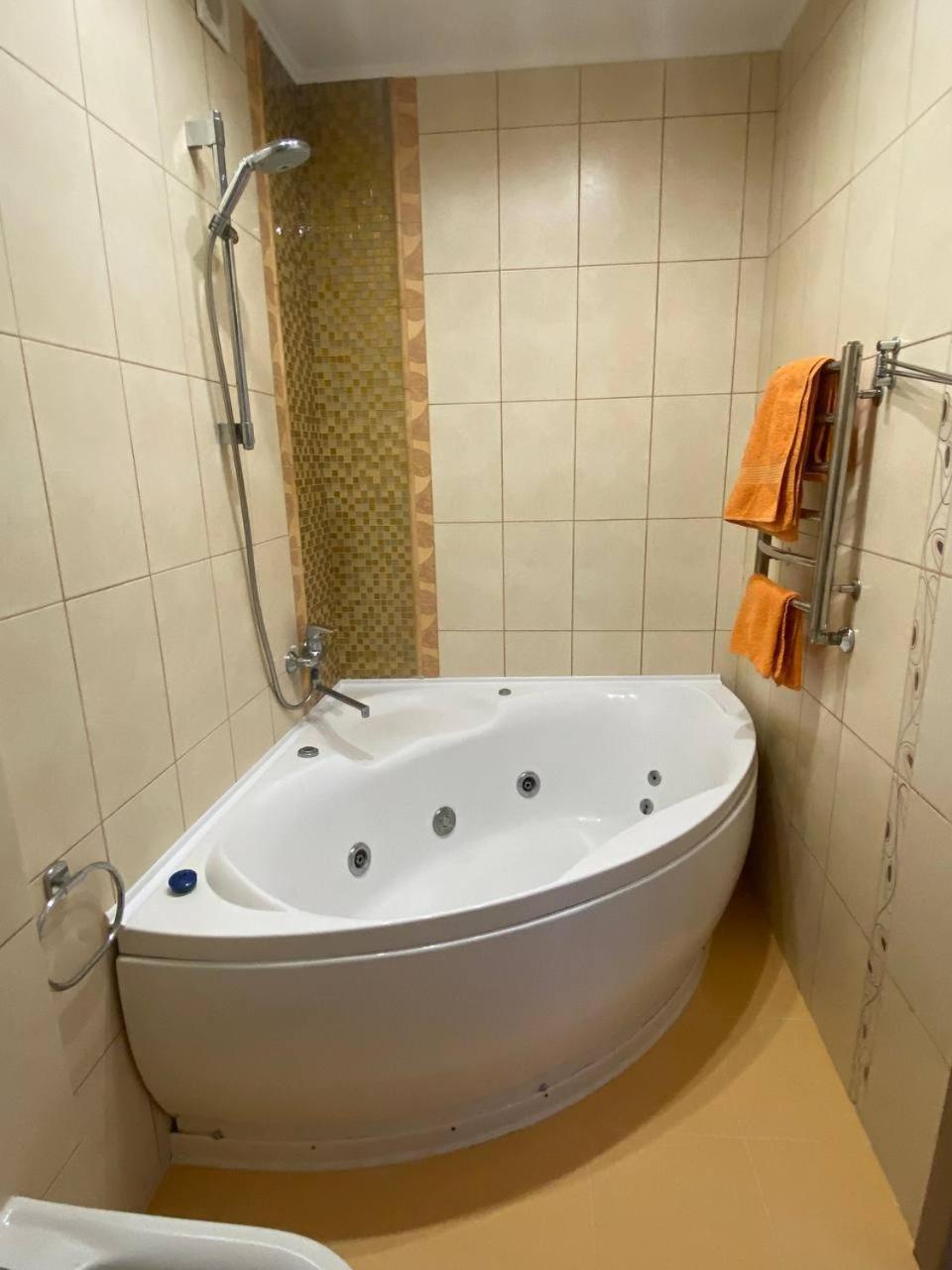 Apartpoltava Двокімнатні Апартаменти З Джакузі Біля Листопаду Zewnętrze zdjęcie