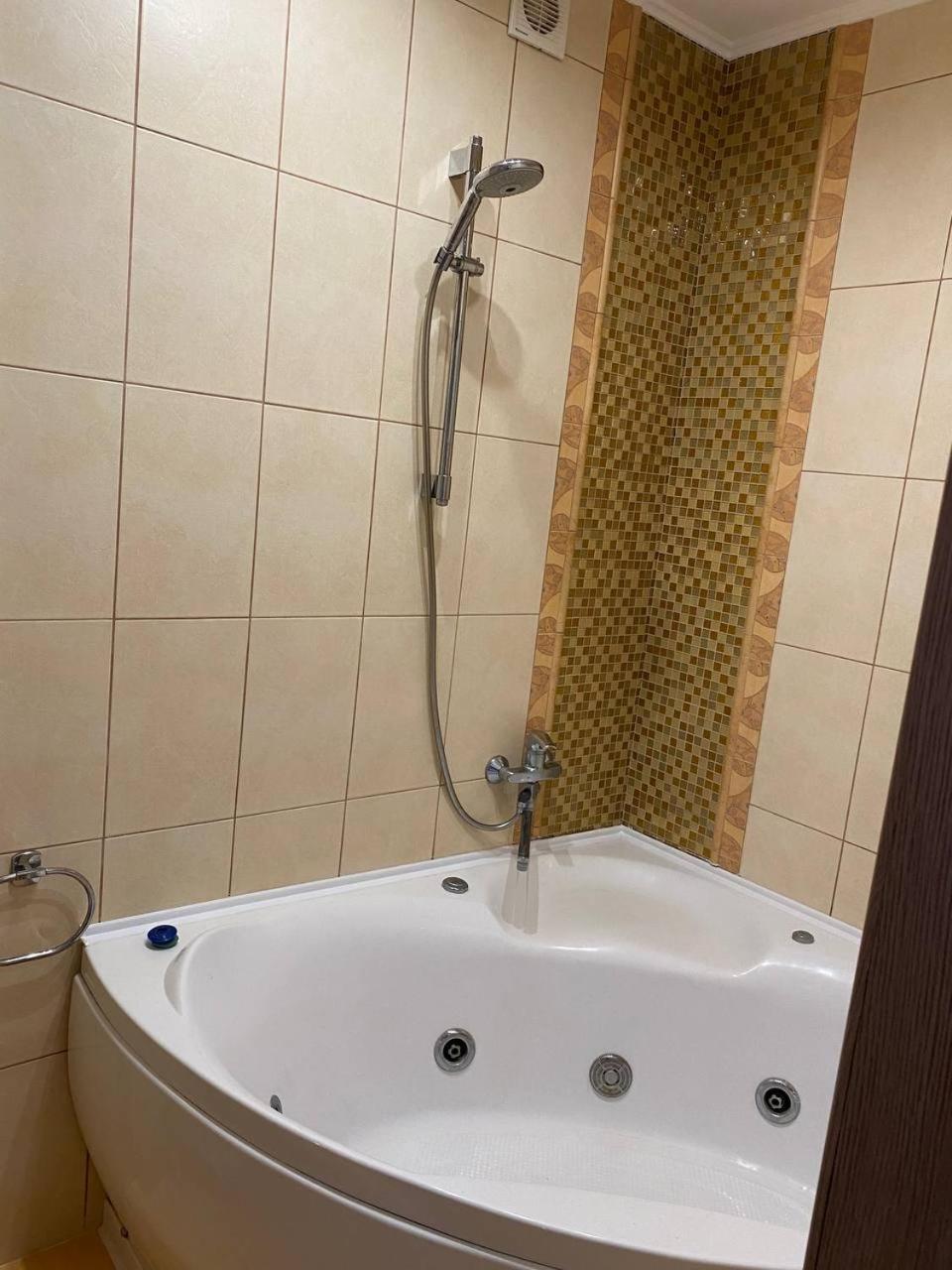 Apartpoltava Двокімнатні Апартаменти З Джакузі Біля Листопаду Zewnętrze zdjęcie